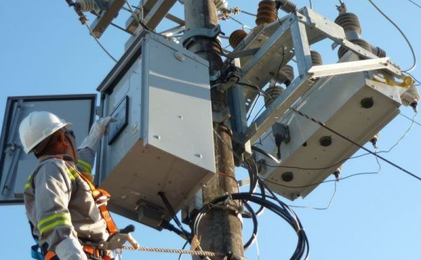 Eletrobras realiza manutenção em três bairros de Maceió e outros 36 municípios