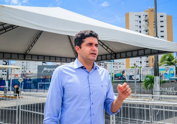 Influenza: Rui Palmeira visita ponto de vacinação em shopping de Maceió