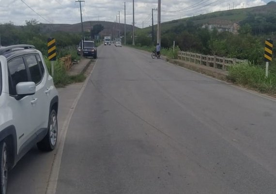 Motorista perde controle de carro e se choca em ponte em São Luís do Quitunde
