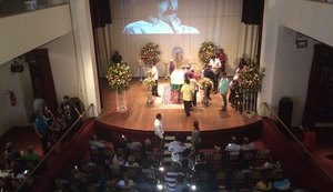 Corpo do cantor Belchior deixa teatro em Sobral e segue para Fortaleza