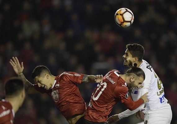 Santos vai bem na defesa, não chuta e segura empate com Independiente