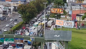 Motoristas de ônibus escolares protestam na Fernandes Lima e cobram 4 meses de atraso