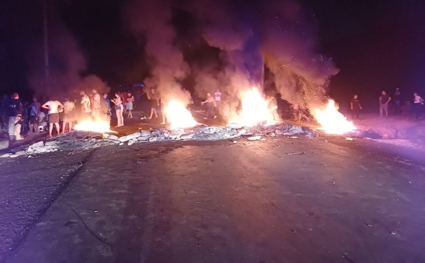 Moradores de Colônia Leopoldina interditam trecho da BR-416 em protesto após morte de dois jovens