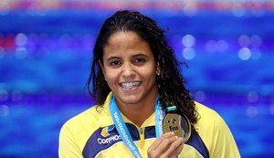 Etiene Medeiros conquista ouro inédito em mundial de natação