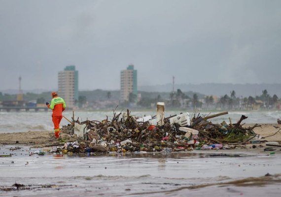 Limpeza na praia da Avenida retira 700 toneladas de lixo da foz do Salgadinho em 2 dias