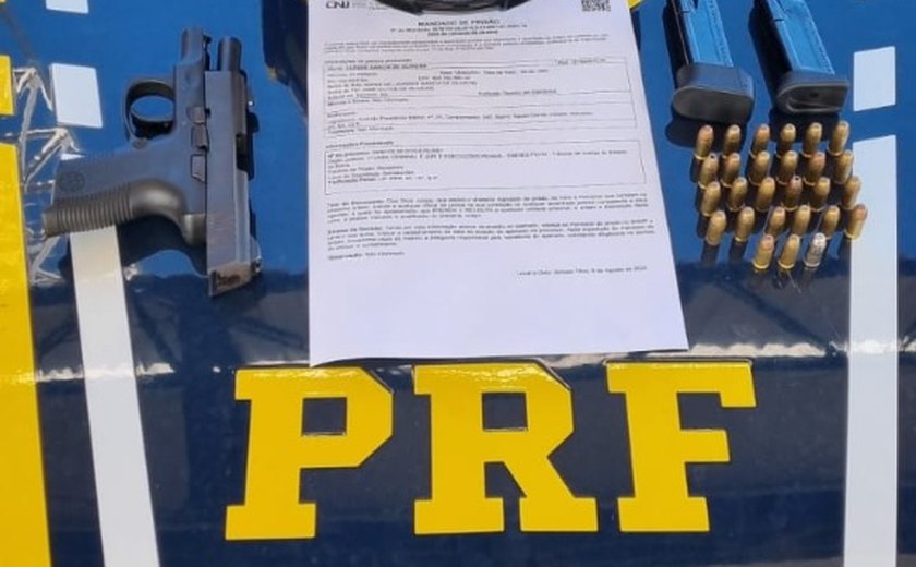 Foragido da Justiça por homicídio é preso pela PRF de Alagoas com arma de PM, documento falso e mais de 6 mil reais