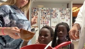 Giovanna Ewbank tem desejo de sorvete e faz o doce com os filhos