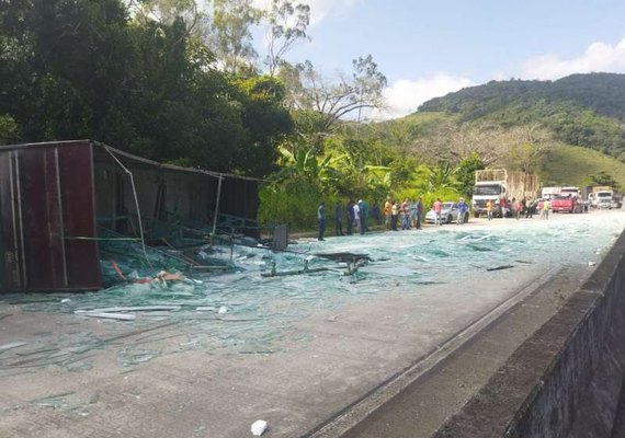 Carreta que transportava vidro tomba na BR-101 e espalha parte da carga na pista