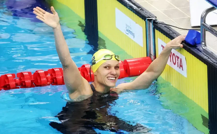 Carol Santiago é tricampeã mundial dos 100m costas em Singapura