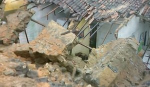 Bebê fica soterrado após deslizamento de barreira atingir a residência da família em Rio Largo