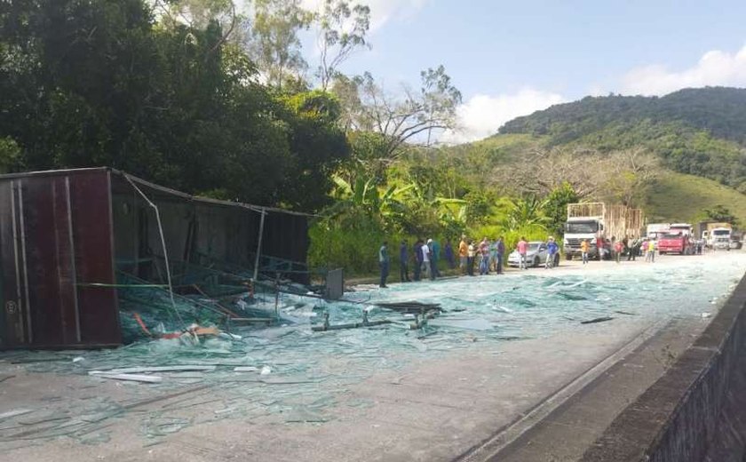 Carreta que transportava vidro tomba na BR-101 e espalha parte da carga na pista