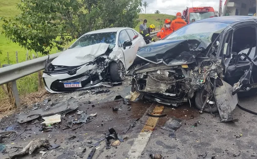 Colisão frontal entre carros deixa quatro feridos em Maribondo