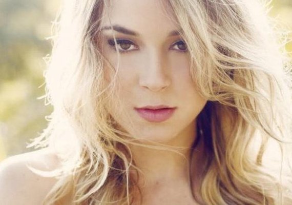 Atriz da Globo revela ter sido drogada e estuprada por diretor aos 18 anos