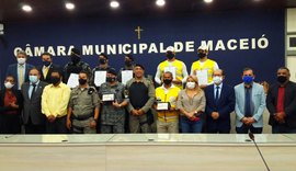 Agentes de segurança desacatados por mulher em bar são homenageados na Câmara