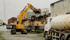 Imóveis com risco de desabamento no Pinheiro são demolidos nesta terça (5)