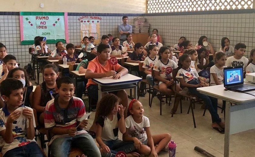 Procon/AL promove ações em escolas da capital e do interior em comemoração ao Mês das Crianças