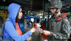 Forças Armadas distribuem flores no Rio de Janeiro no Dia Internacional da Mulher