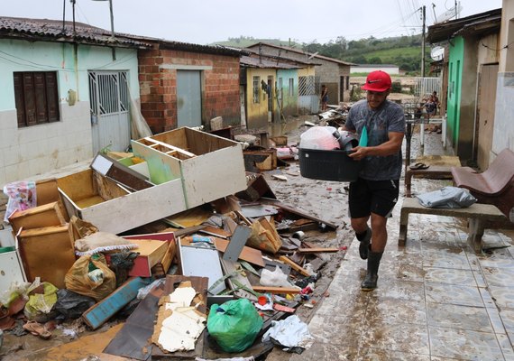 Destruição: moradores tentam salvar o que restou após enchentes em cidades ribeirinhas