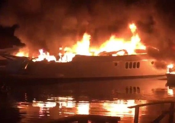 Lanchas pegam fogo em condomínio em Angra dos Reis
