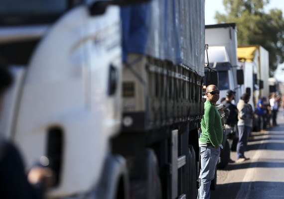 Paralisação de caminhoneiros atinge rodovias de mais de 20 estados