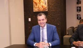 Desembargador Carlos Cavalcanti recebe nova diretoria da Almagis