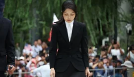 Ex-primeira-dama da Coreia do Sul é condenada à prisão por suborno