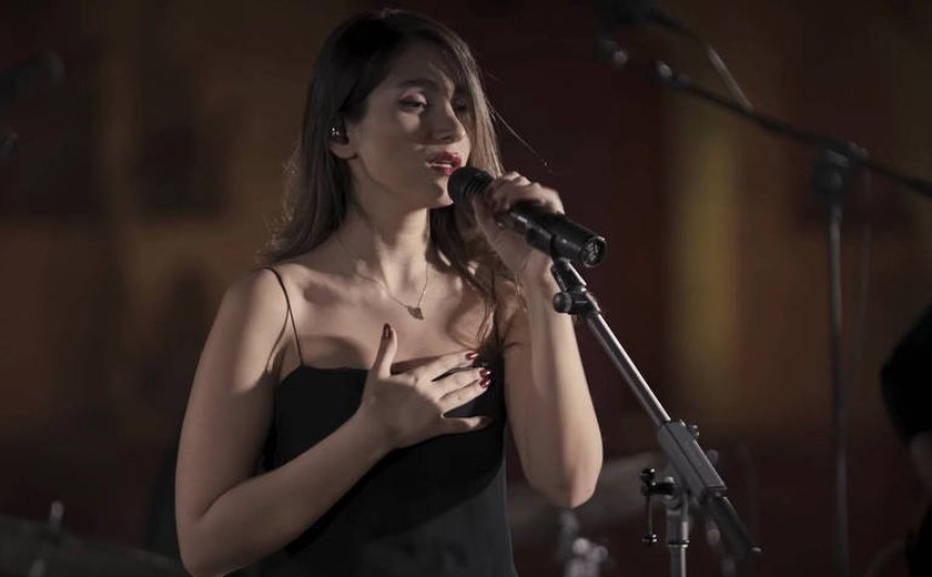 Cantora iraniana é condenada a 74 chibatadas por cantar sem hijab