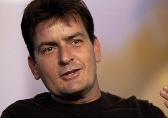 Sheen vai leiloar anel de lenda do beisebol por causa de problemas financeiros