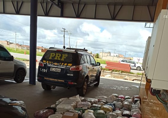 PRF apreende 2 mil peças de roupa sem nota fiscal em São Miguel dos Campos