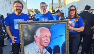 Ex-alunos do CBC fazem homenagem ao professor Moacir no desfile de aniversário de Arapiraca