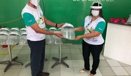 Sistema OCB/AL entrega protetores faciais a cooperativas de Enfermagem