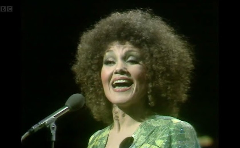 Morre Cleo Laine, cantora de jazz britânica, aos 97 anos