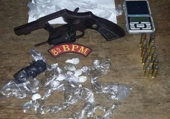 PM apreendem arma de fogo e drogas em conjunto residencial de Rio Largo