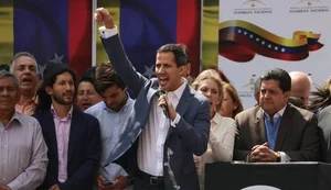 Guaidó diz que ajuda humanitária 'está nas mãos' dos militares