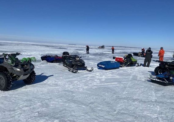 Grupo de 18 pessoas fica preso sobre pedaço de gelo em lago nos EUA