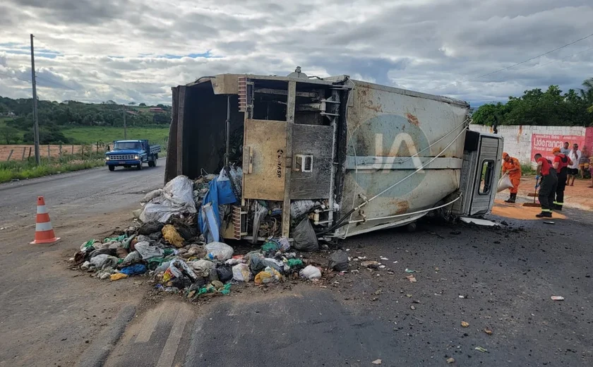 Caminhão de coleta de lixo tomba após condutor perder o controle; dois ficam feridos