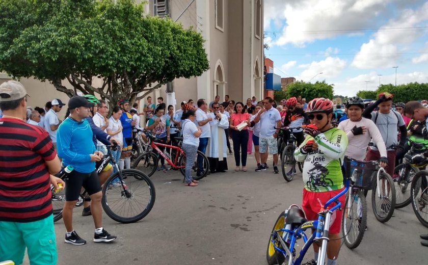 Grupo de casais católicos realiza 4° pedal na cidade de Junqueiro