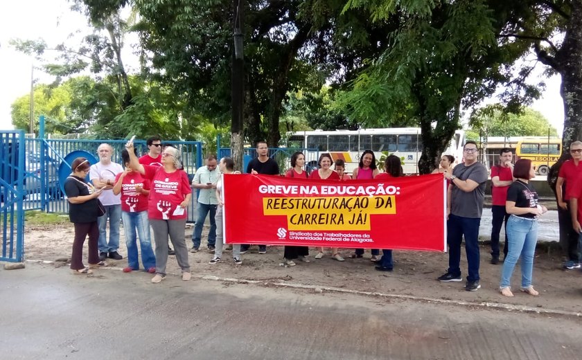 Professores e técnicos fazem protesto na entrada da Ufal