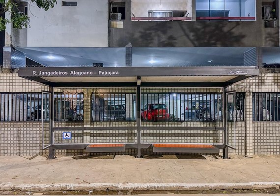 Prefeitura instala novo abrigo de ônibus na Rua Jangadeiros Alagoanos