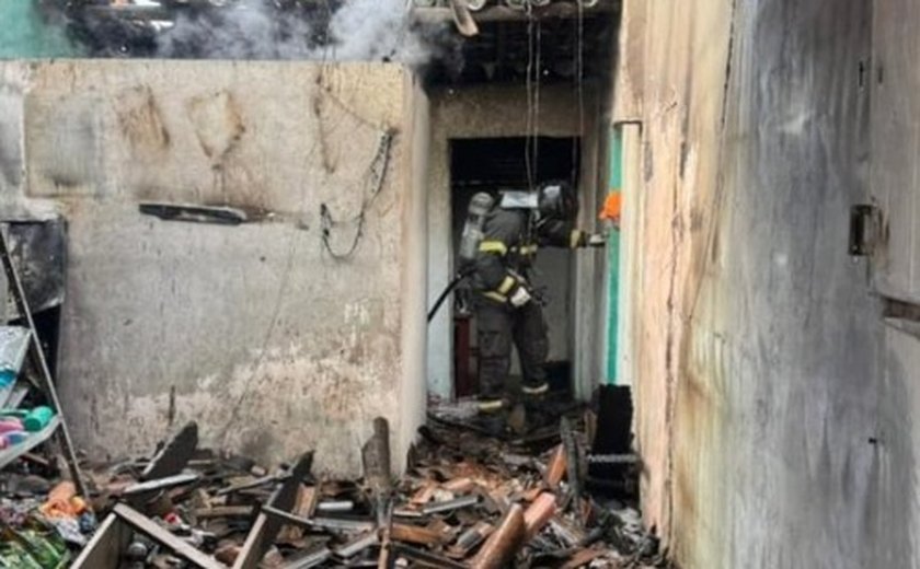 Mercadinho fica completamente destruído após incêndio em Arapiraca