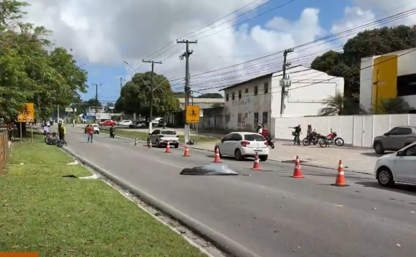 Idoso morre atropelado por moto na Avenida Durval de Góes Monteiro, em Maceió