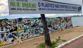 Muro de Plástico chama a atenção para a preservação das praias, na Ponta Verde