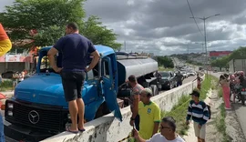 Caminhoneiro morre após perder o controle, cair do veículo e ficar preso debaixo da roda na BR-104 em Caruaru