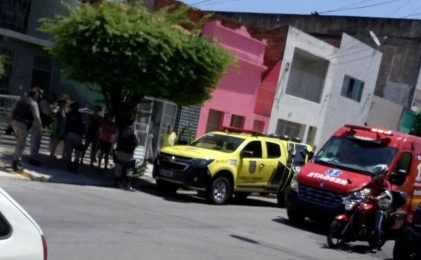 Assaltantes abordam cabo do Corpo de Bombeiros e o atingem com tiro no pescoço