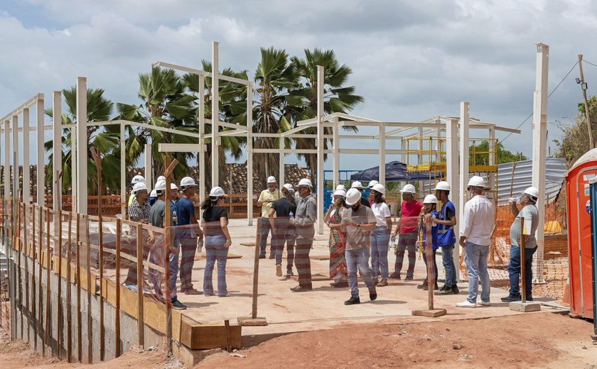 Moradores visitam obras do Projeto Integração Urbana e Desenvolvimento dos Flexais