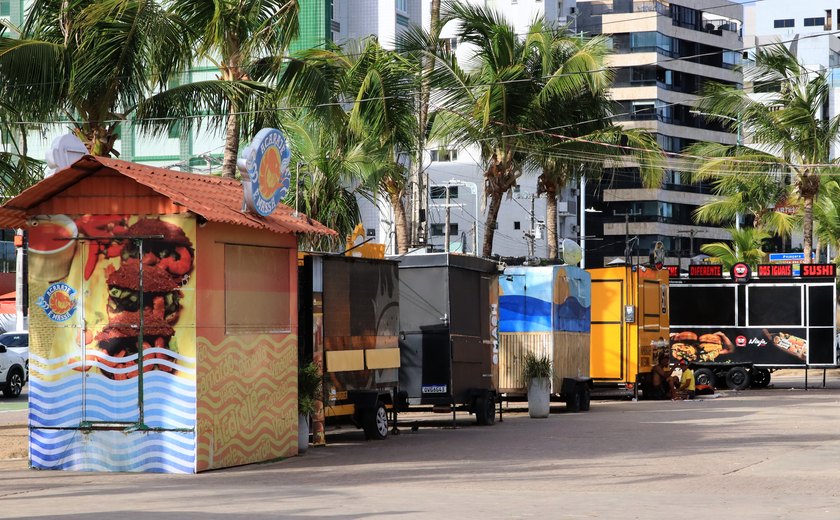 Comerciantes de food trucks continuam na orla da Pajuçara