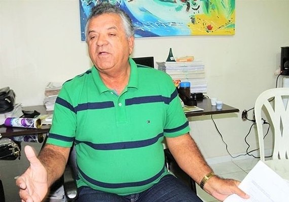 Arnaldo Higino se entrega à polícia, acompanhado de advogado
