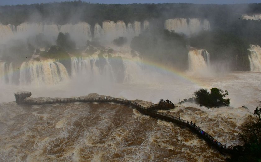 Passarela sobre Cataratas do Iguaçu é reaberta após redução da vazão