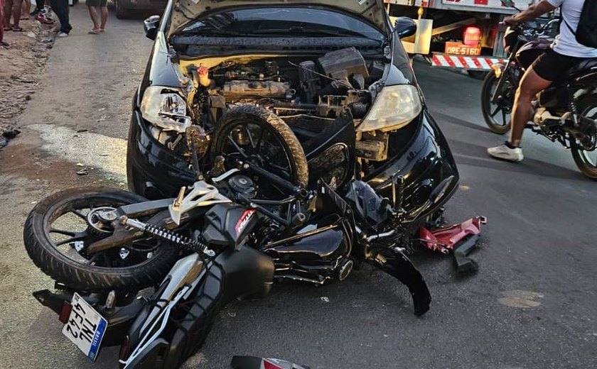 Colisão entre carro e moto deixa duas vítimas em Arapiraca