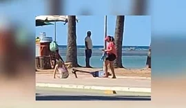 Criança cai de patinete elétrico na orla de Maceió e deixa local mancando
